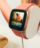 El-nuevo-Fitbit-Versa-un-reloj-inteligente-que-dará-revisión-a-salud-en-mujeres