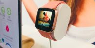 El-nuevo-Fitbit-Versa-un-reloj-inteligente-que-dará-revisión-a-salud-en-mujeres