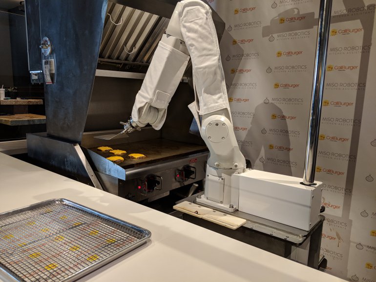 Innovación-Conoce-a-Flippy-el-robot-que-voltea-hamburguesas