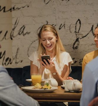Salud-Debe-dejar-de-usar-su-teléfono-en-la-cena
