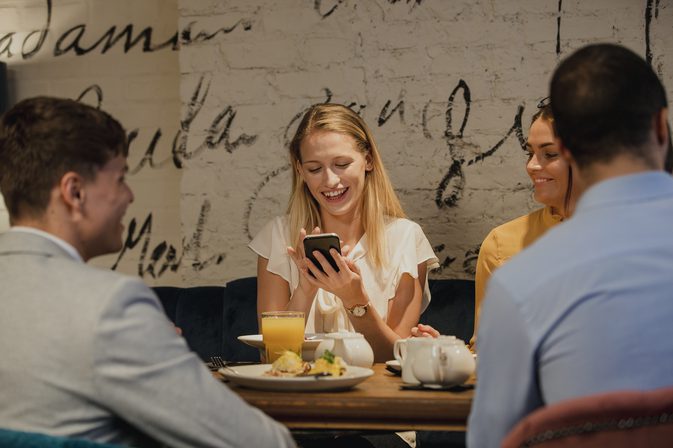 Salud-Debe-dejar-de-usar-su-teléfono-en-la-cena