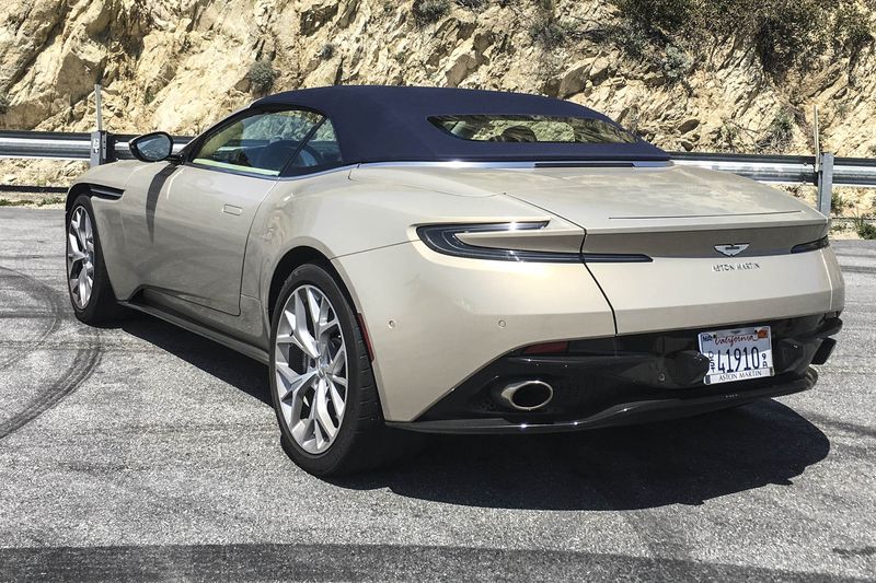 Levantando el techo del convertible Aston Martin DB11